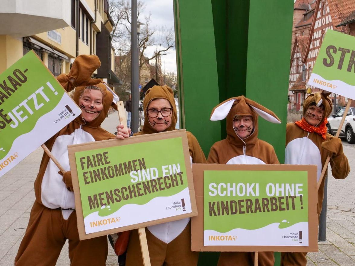 Osteraktivist*innen in Feucht protestieren gegen unfaire Kakaopreise