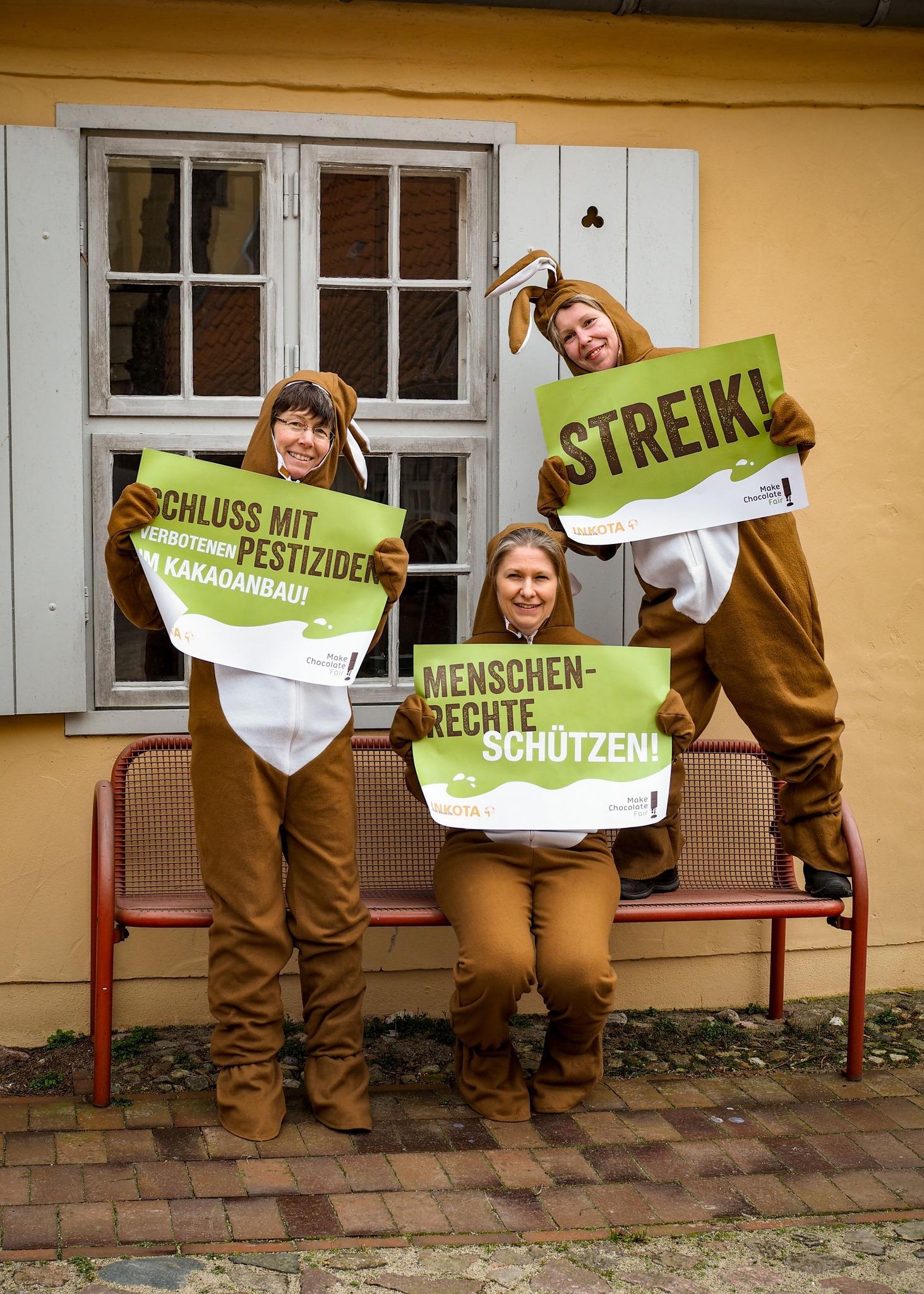 Foto streikende Osterhasen Lokalgruppe Greifswald