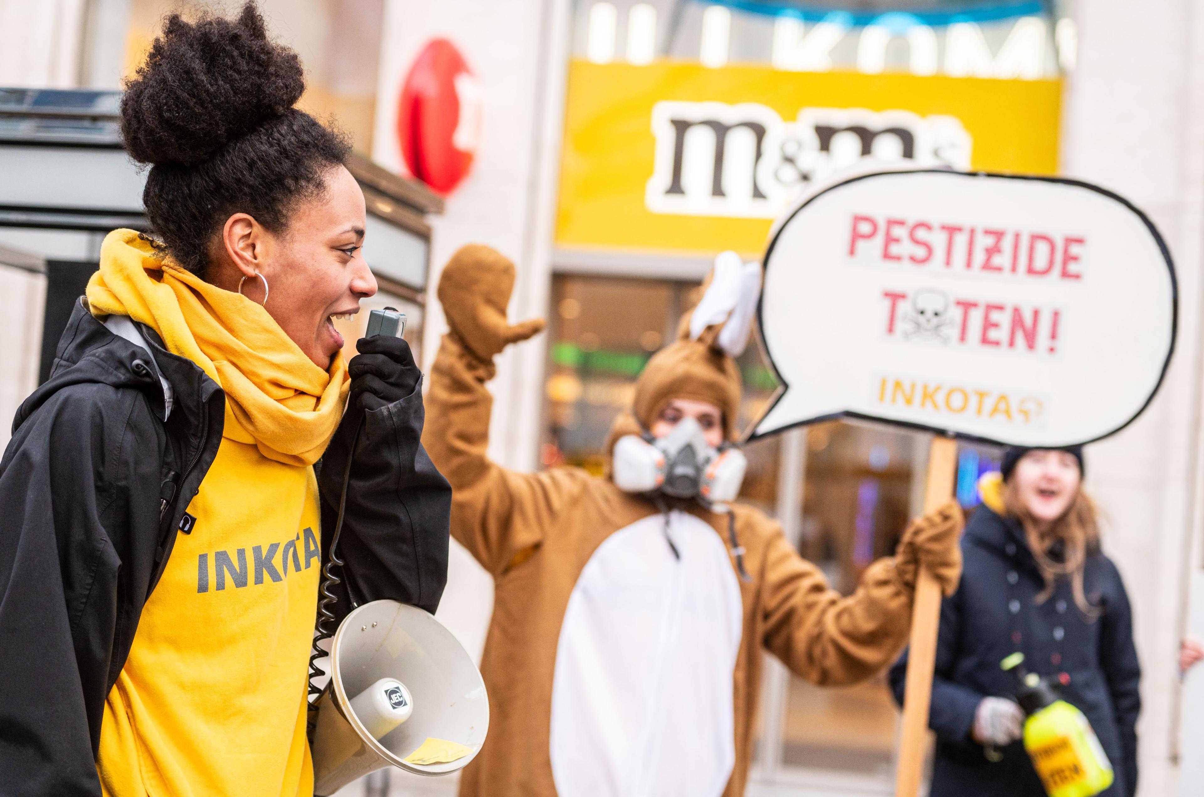 Keshia Acheampong bei der Kundgebung und Protestaktion vor dem Mars M&M Store in Berlin zum Abschluss der "Genuss ohne Gift"-Aktion