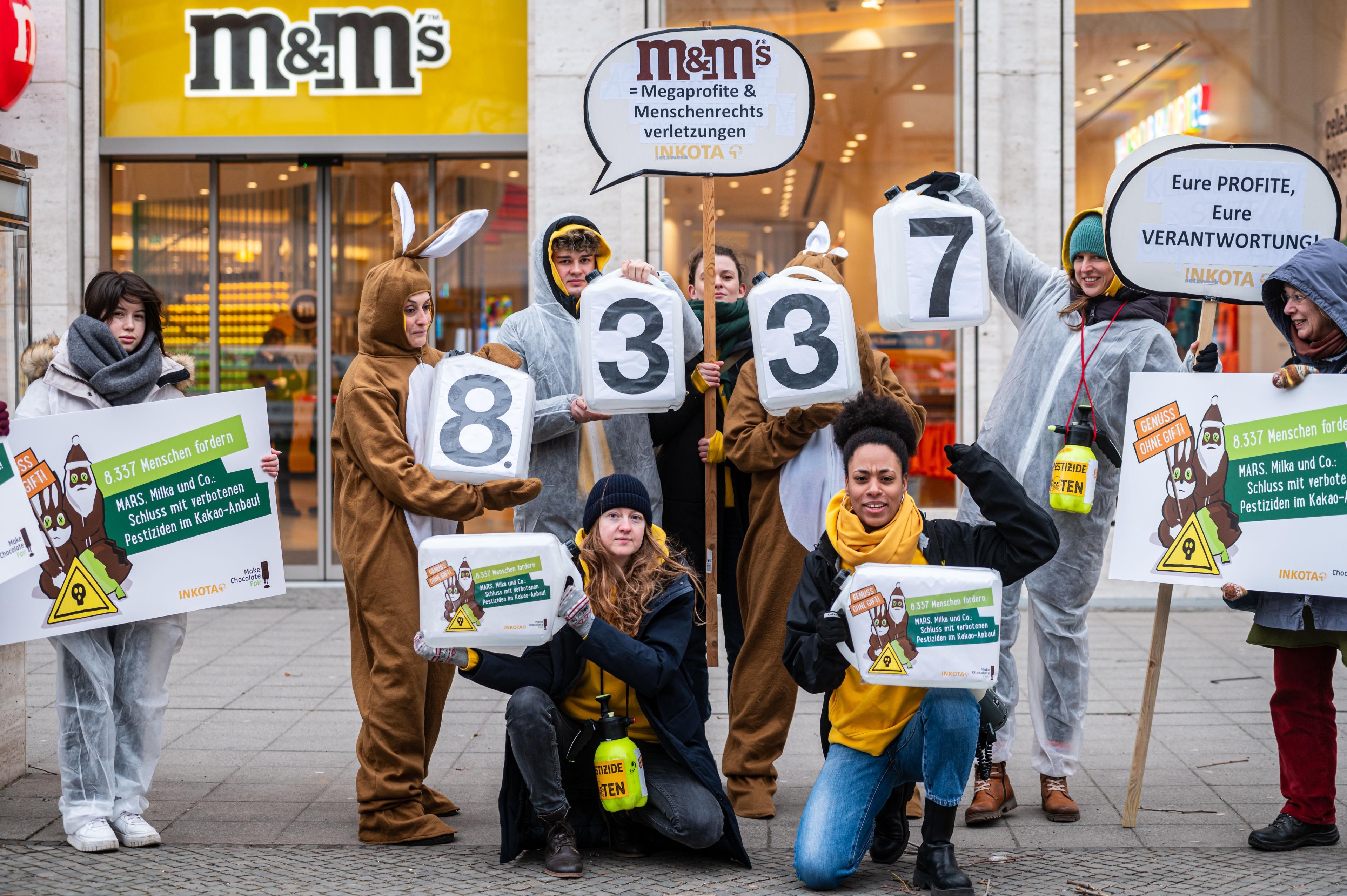 Das INKOTA-Team bei der Kundgebung und Protestaktion vor dem Mars M&M Store in Berlin zum Abschluss der "Genuss ohne Gift"-Aktion