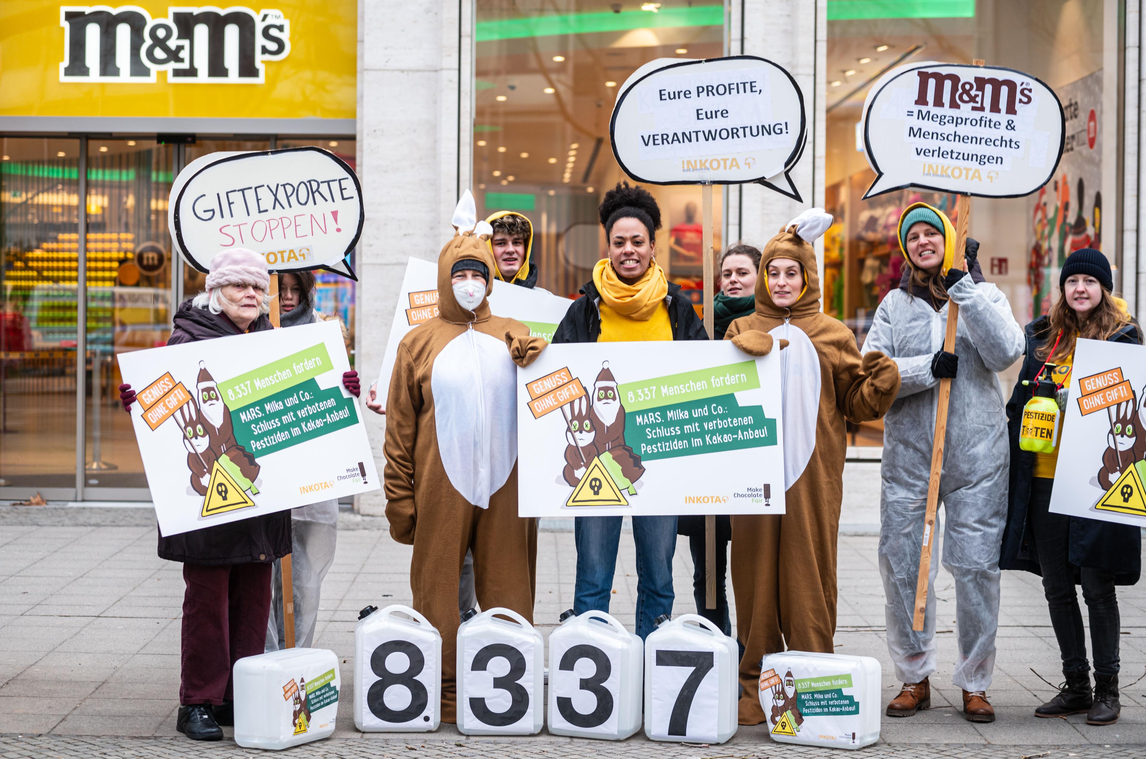 Das INKOTA-Team bei der Kundgebung und Protestaktion vor dem Mars M&M Store in Berlin zum Abschluss der "Genuss ohne Gift"-Aktion